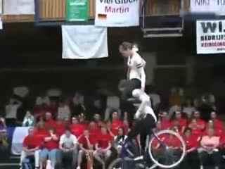 成人脚踏车特技视频,揭秘成人脚踏车特技的惊险魅力